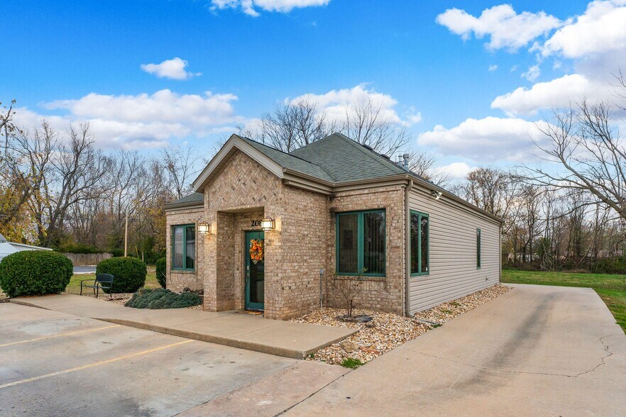 More Photos Of 208 N Main St, Nixa Freestanding For Sale