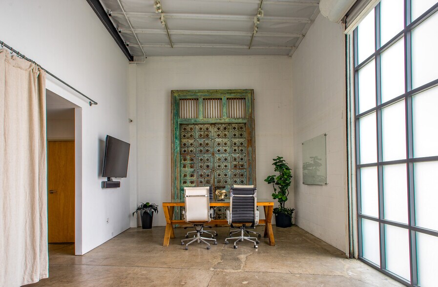 More Photos Of 3641-3645 10th Ave, Los Angeles Showroom For Lease