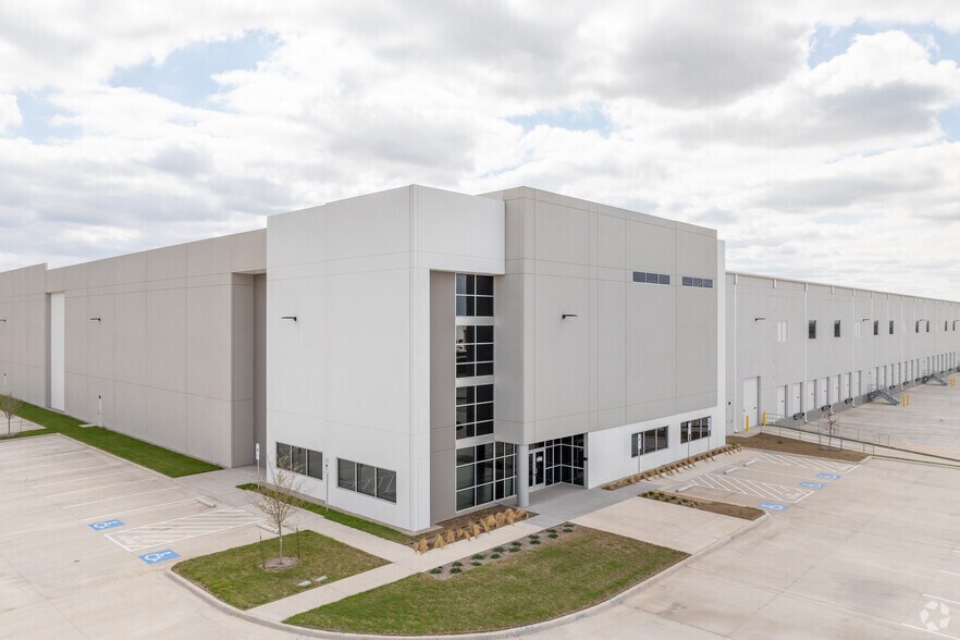 More Photos Of 2720 Logistics Dr, Midlothian Distribution For Lease