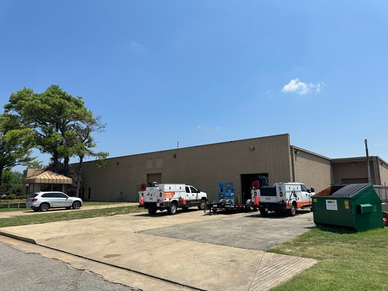 More Photos Of 8706 Deerfield Dr, Olive Branch Warehouse For Lease