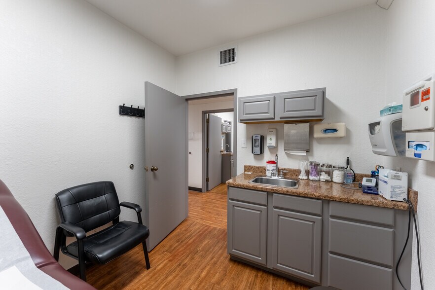 More Photos Of 2003 Medical Pky, San Marcos Medical For Sale