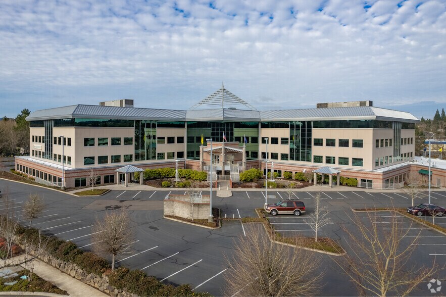 More Photos Of 6400 SE Lake Rd, Portland Office For Sale