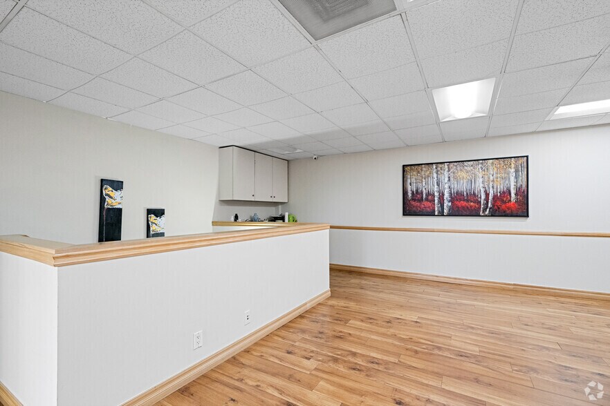 More Photos Of 21250 Califa St, Woodland Hills Research And Development For Lease