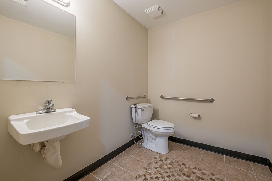 More Photos Of 131 Lee Byrd Rd, Loganville Office For Sale