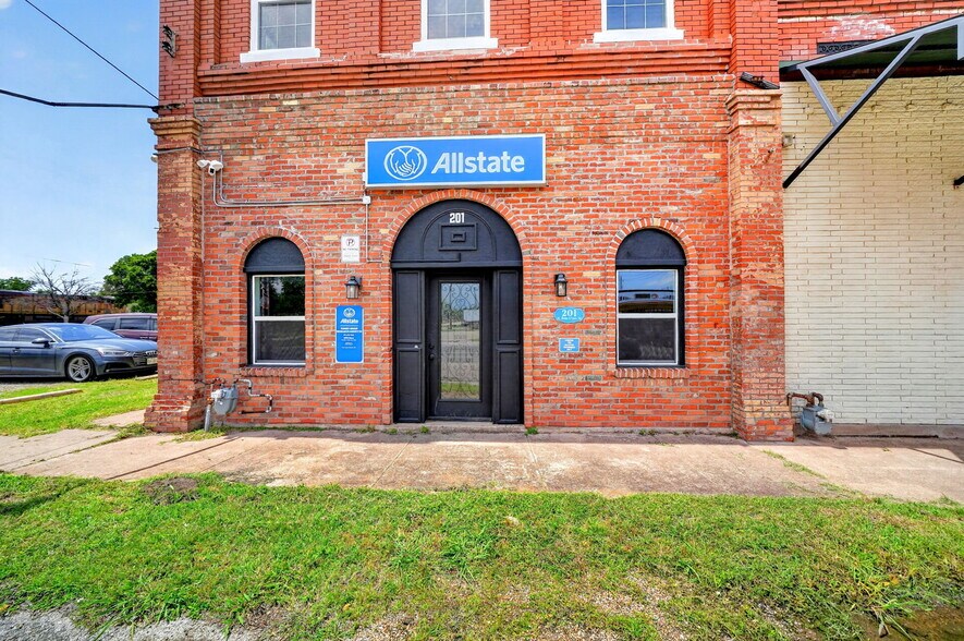 More Photos Of 201 N Bois D Arc St, Forney Storefront For Sale