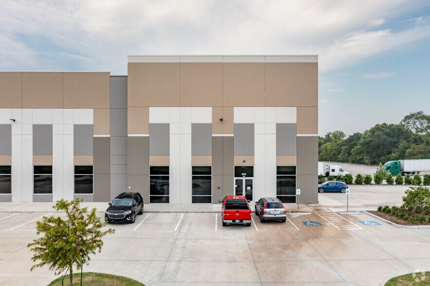 More Photos Of 8230 Plummer St, Houston Distribution For Lease