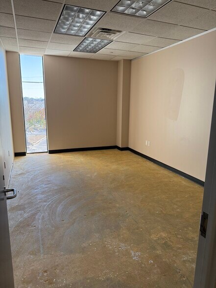 More Photos Of 7011 Southwest Fwy, Houston Office For Sale