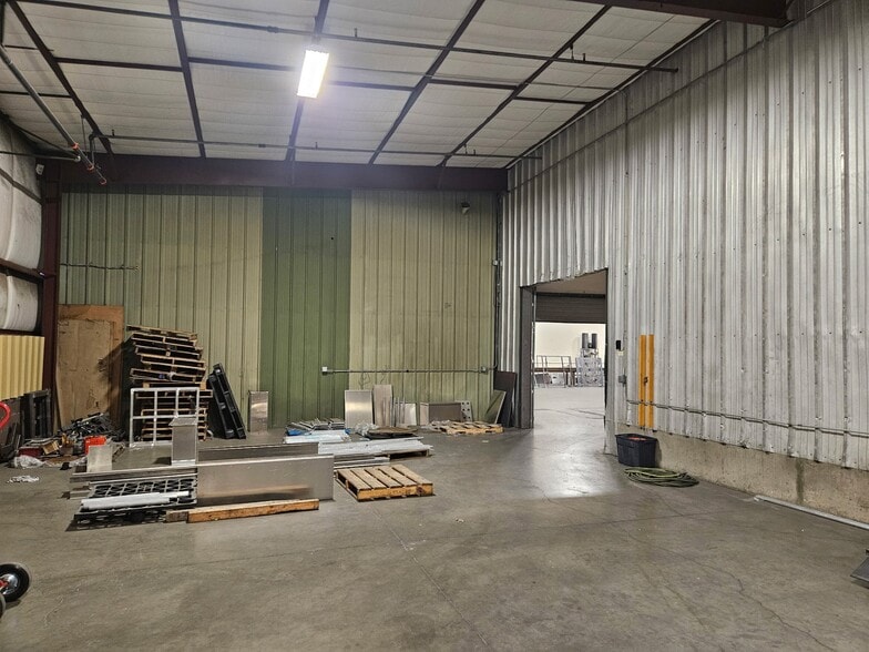 More Photos Of 273 SE 9th St, Bend Distribution For Lease