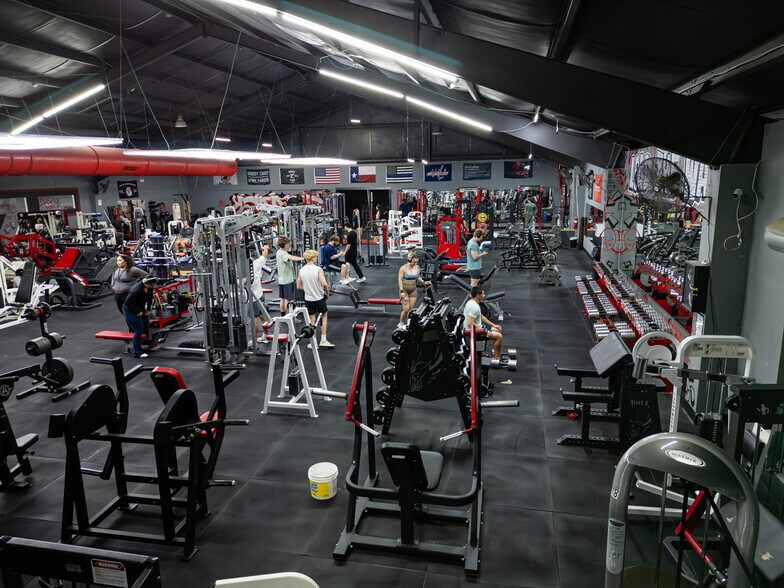 More Photos Of 321 S Persimmon St, Tomball Manufacturing For Lease