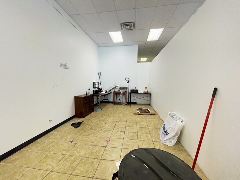 More Photos Of 1104-1114 W Argyle St, Chicago Storefront For Lease