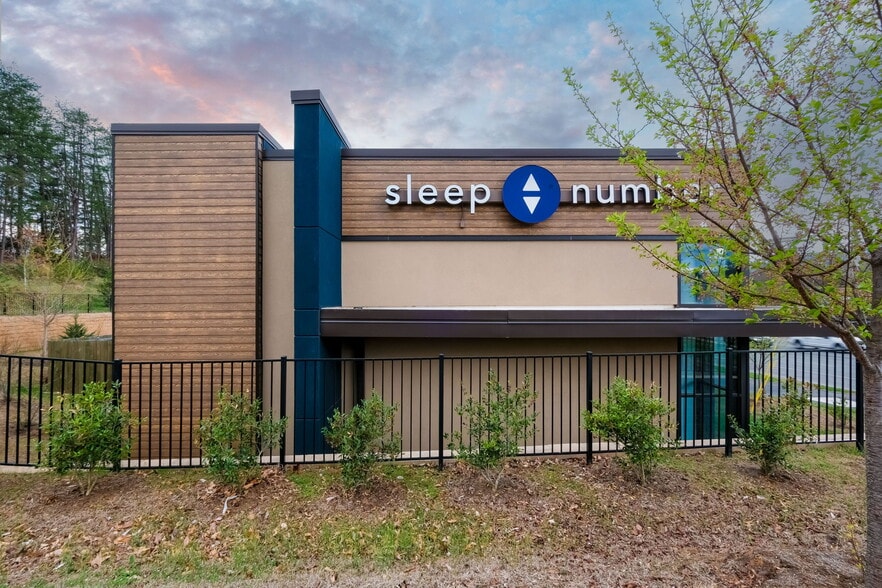 More Photos Of 1431 Seminole Trl, Charlottesville Freestanding For Sale