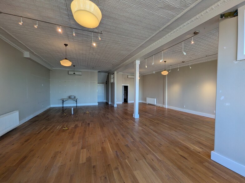 More Photos Of 160 Front St, Bath Storefront Retail Residential For Lease