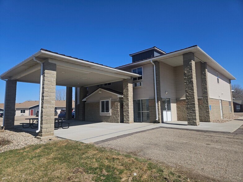 More Photos Of 1955 1st Ave N, Windom Hotel For Sale
