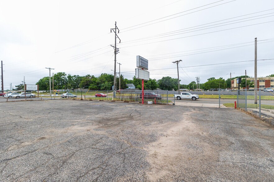 More Photos Of 2234 S Oliver St, Wichita Freestanding For Sale