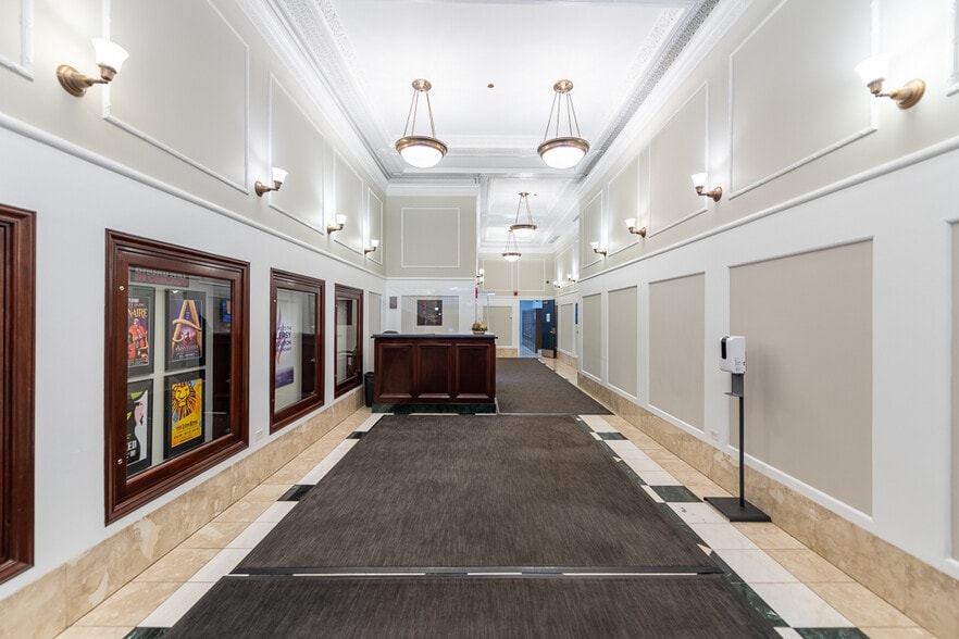 More Photos Of 17 N State St, Chicago Office For Lease