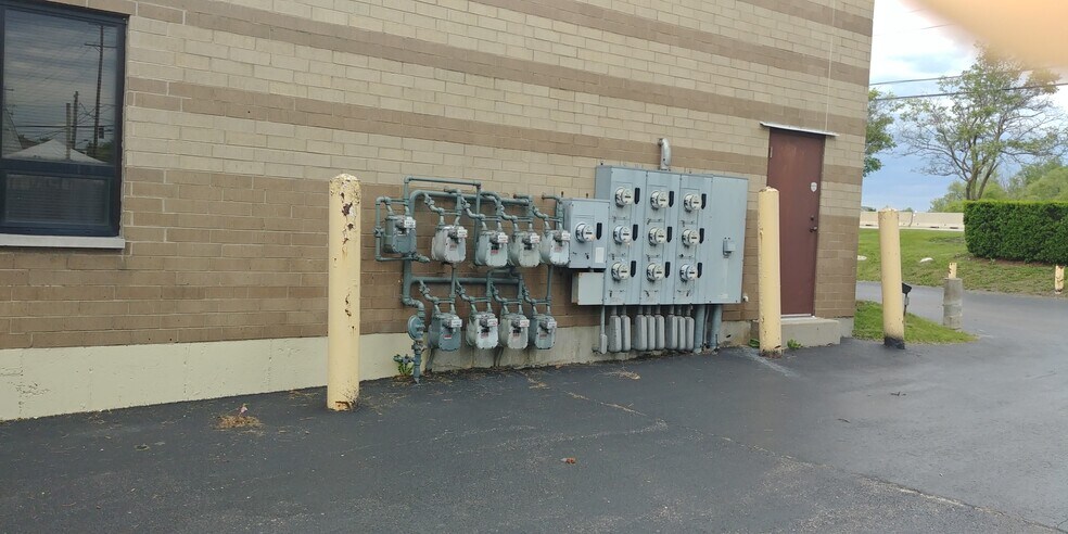 More Photos Of 25781 N Hillview Ct, Mundelein Light Manufacturing For Sale