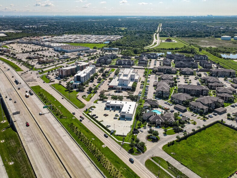 More Photos Of 4805 E Sam Houston Pky S, Pasadena Office For Sale