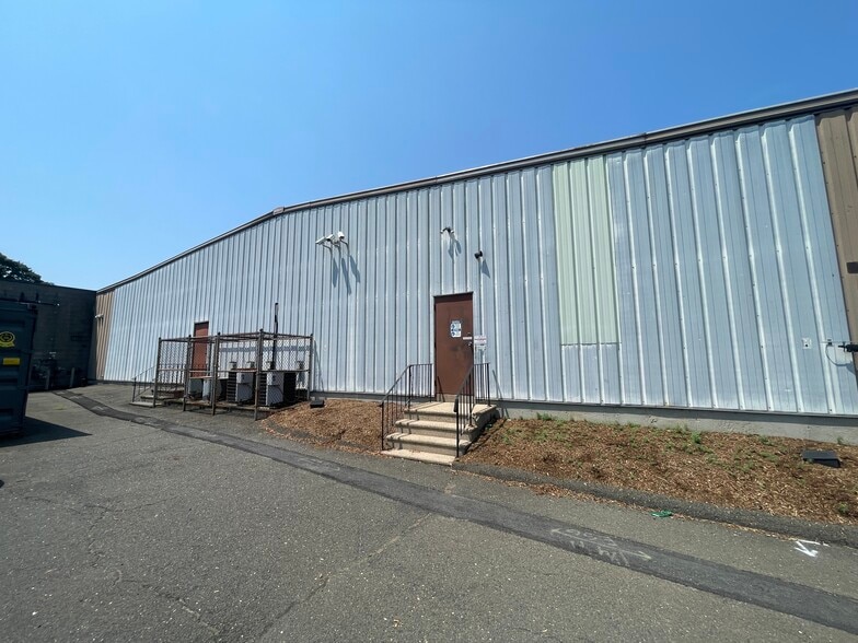 More Photos Of 79 Day St, Norwalk Warehouse For Lease