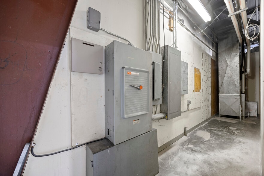 More Photos Of 9941 York Theta Dr, North Royalton Service For Lease