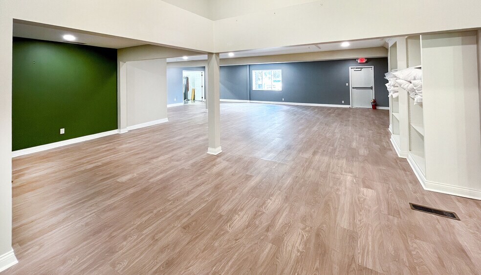 More Photos Of 10388 In-662 W, Newburgh Freestanding For Sale