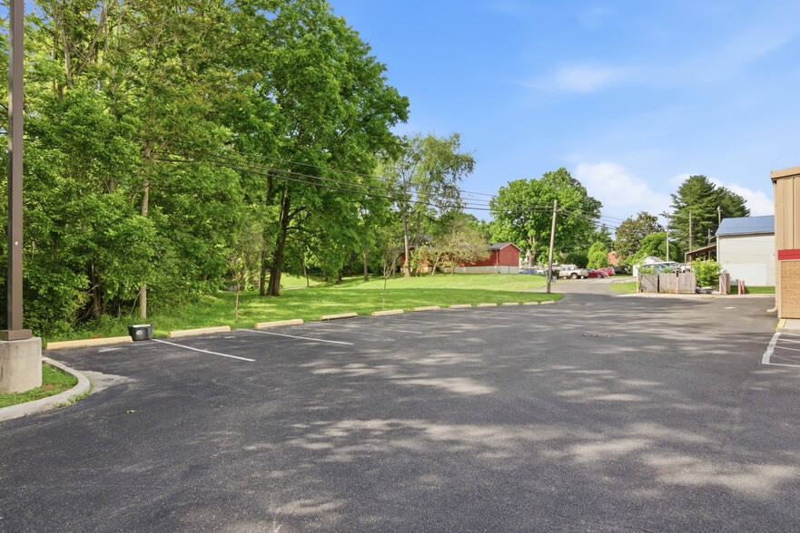 More Photos Of 800 W Main St, Radford Freestanding For Sale