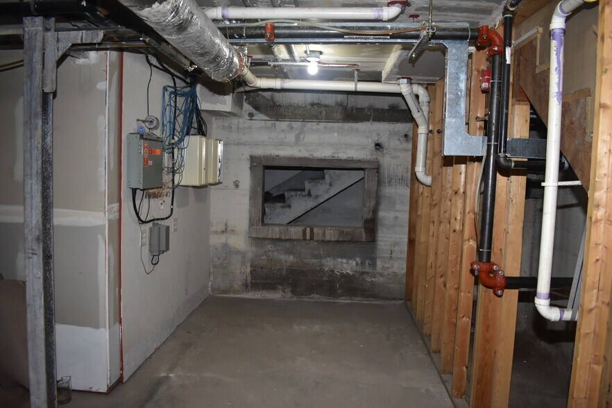 More Photos Of 200 E Arlington St, Waterloo Apartments For Sale