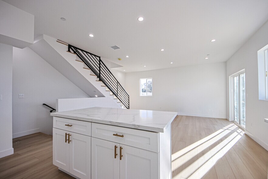 More Photos Of 2404 S Cochran Ave, Los Angeles Apartments For Sale