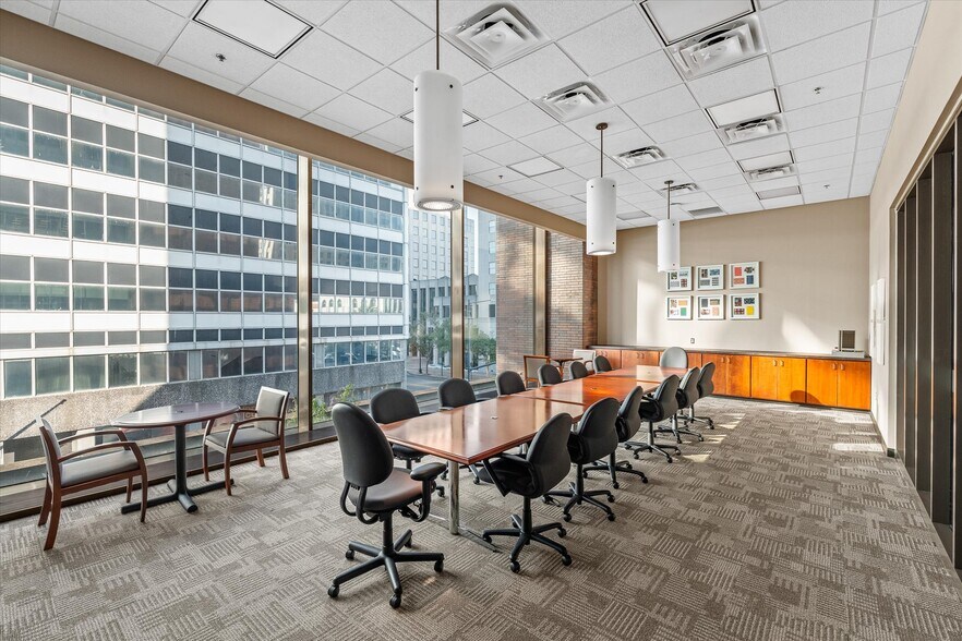 More Photos Of 400 Texas St, Shreveport Office For Sale