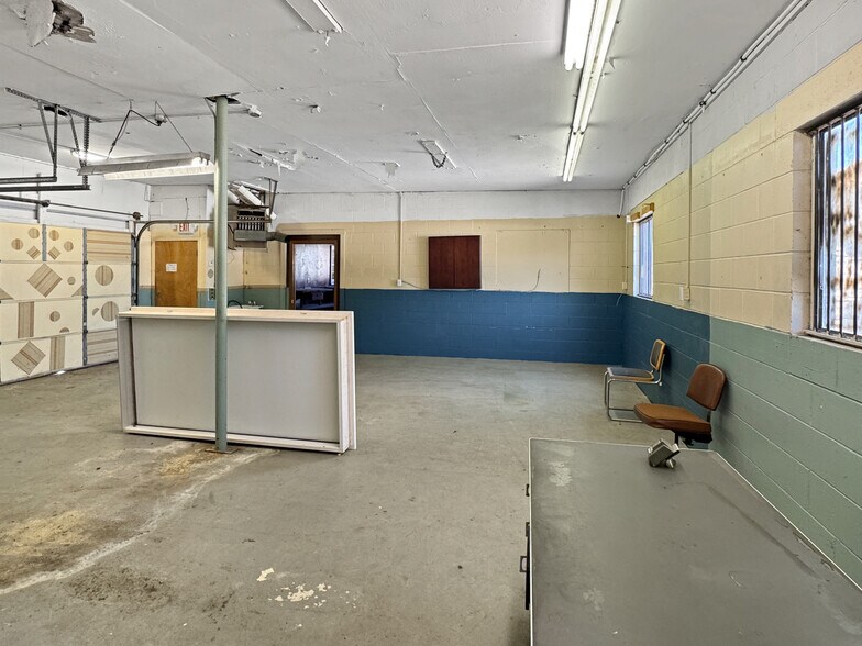 More Photos Of 129 E 5th St, Washington Showroom For Sale