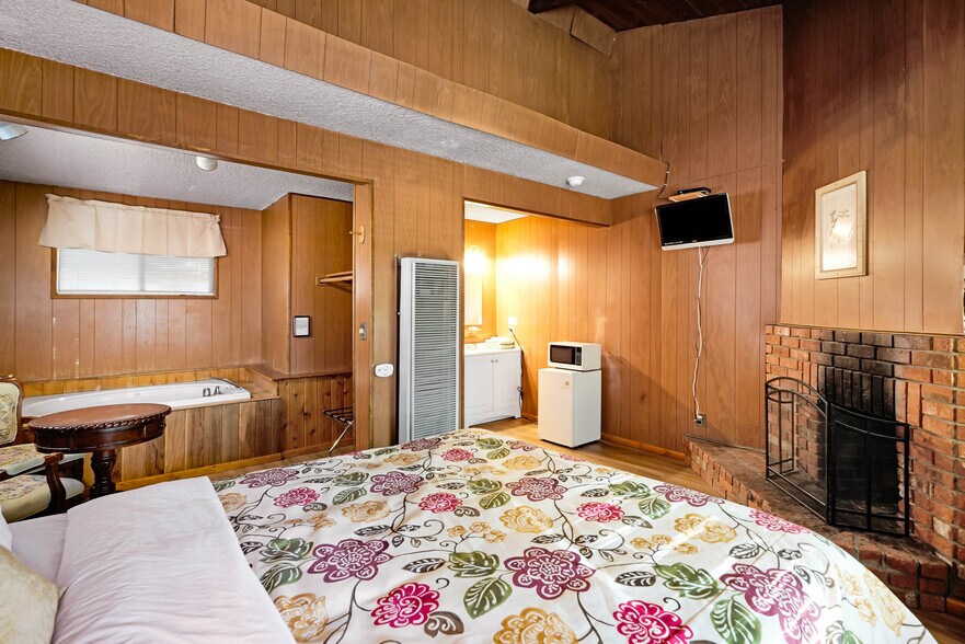 More Photos Of 1054-1098 State Highway 2, Wrightwood Hospitality For Sale