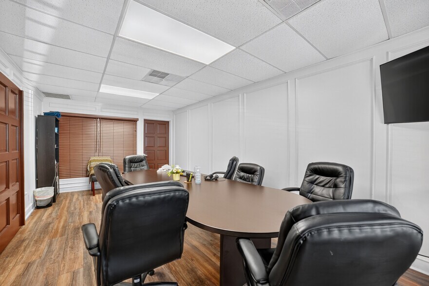 More Photos Of 108-110 W Grove St, Kaufman Office For Lease