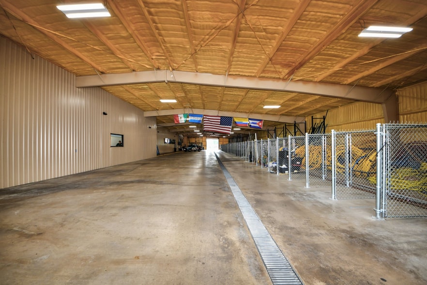 More Photos Of 10814 Woodedge Dr, Houston Warehouse For Sale