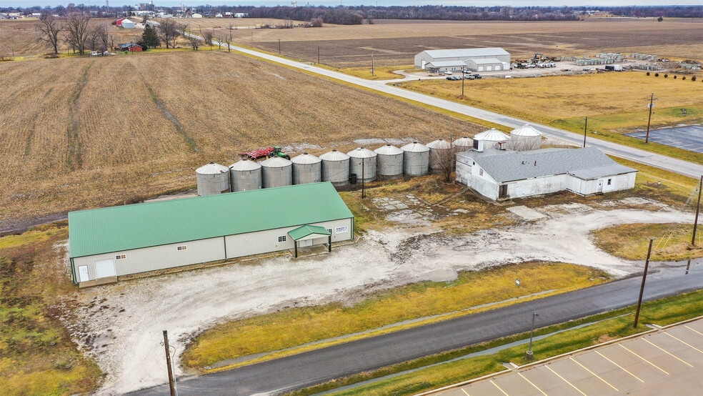 More Photos Of 22987 Cherry Ln, Jerseyville Storefront For Sale