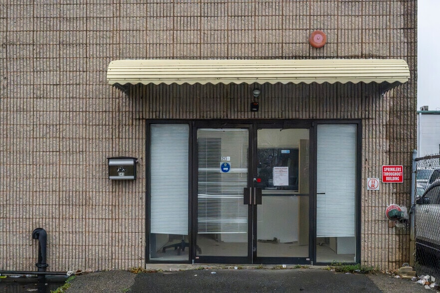 More Photos Of 345 W Merrick Rd, Valley Stream Warehouse For Lease