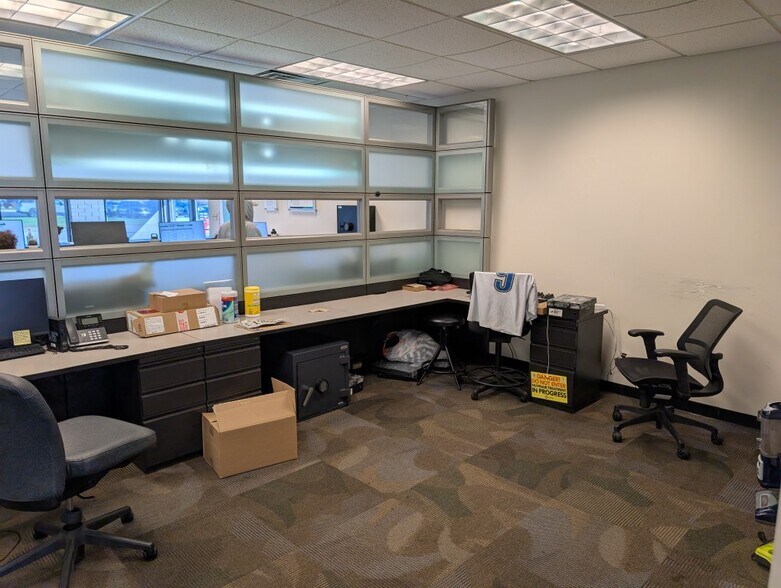 More Photos Of 333 W Dickman Rd, Battle Creek Auto Repair For Lease