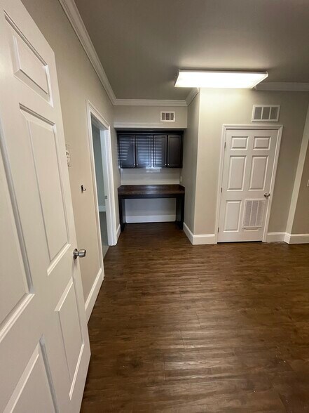 More Photos Of 327 Dahlonega St, Cumming Office For Lease