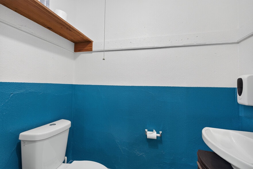 More Photos Of 530 N Cloverdale Blvd, Cloverdale Specialty For Sale