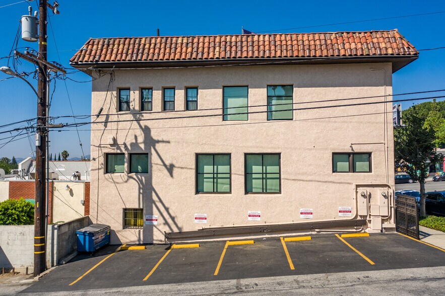 More Photos Of 2472-2476 Lake Ave, Altadena Office For Lease
