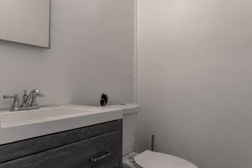 More Photos Of 4046 E Winslow Ave, Phoenix Warehouse For Lease