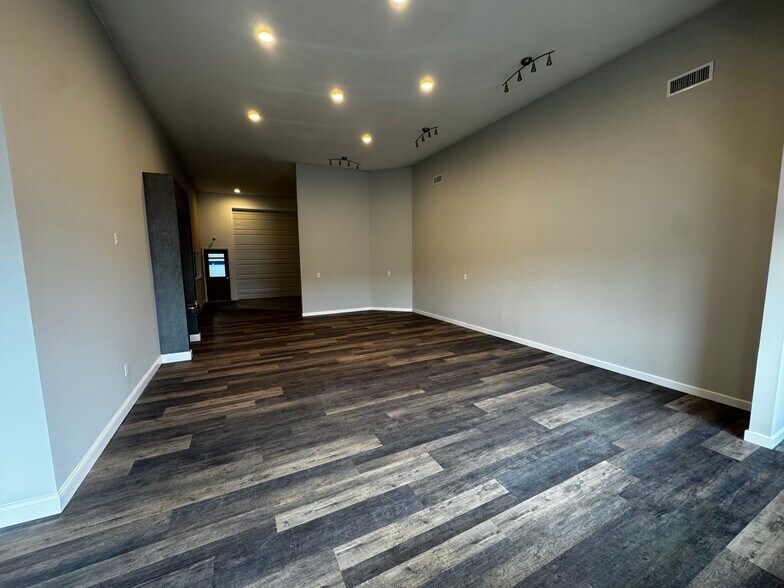 More Photos Of 1817 Scherer Pky, Saint Charles Warehouse For Lease