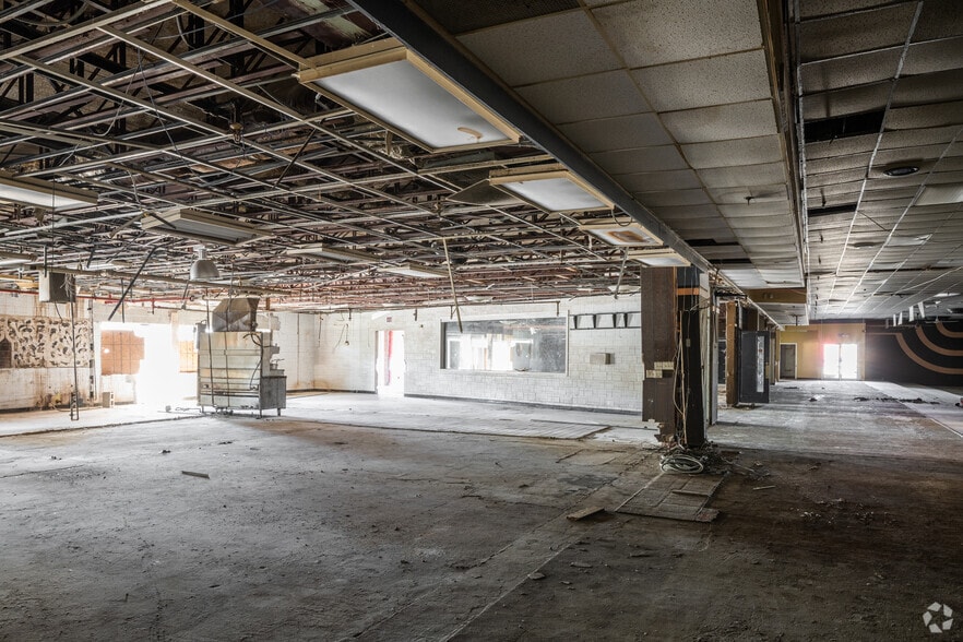 More Photos Of 3220 Stanton St, Springfield Storefront For Sale