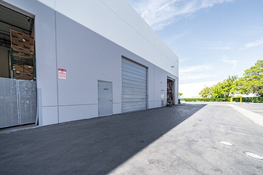 More Photos Of 9935-9959 Muirlands Blvd, Irvine Showroom For Sale