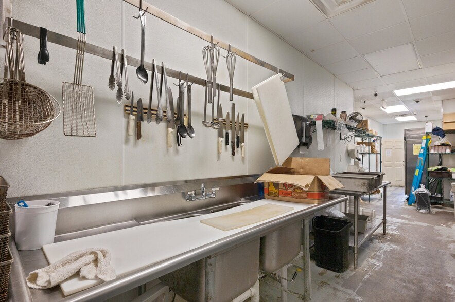 More Photos Of 1296 N Ferdon Blvd, Crestview Restaurant For Sale