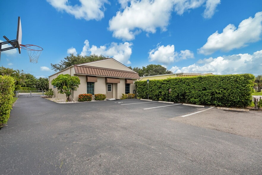 Primary Photo Of 871 106th Ave N, Naples Medical For Sale