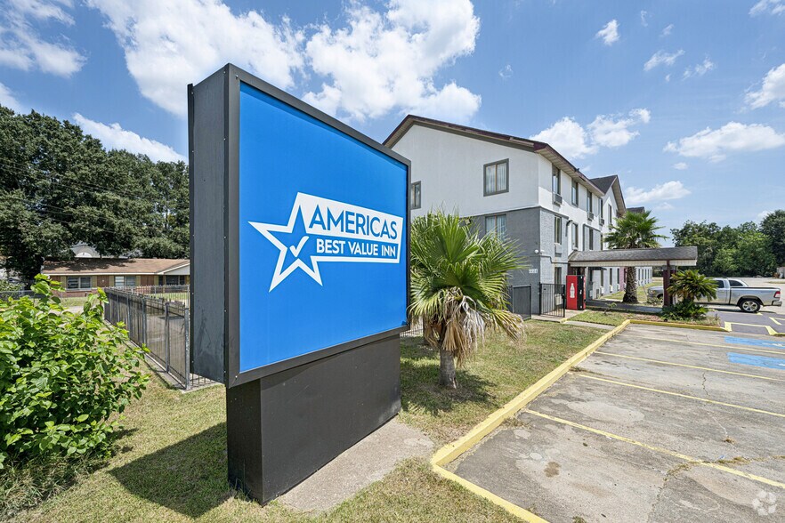 More Photos Of 2224 NE Evangeline Trwy, Lafayette Hotel For Sale