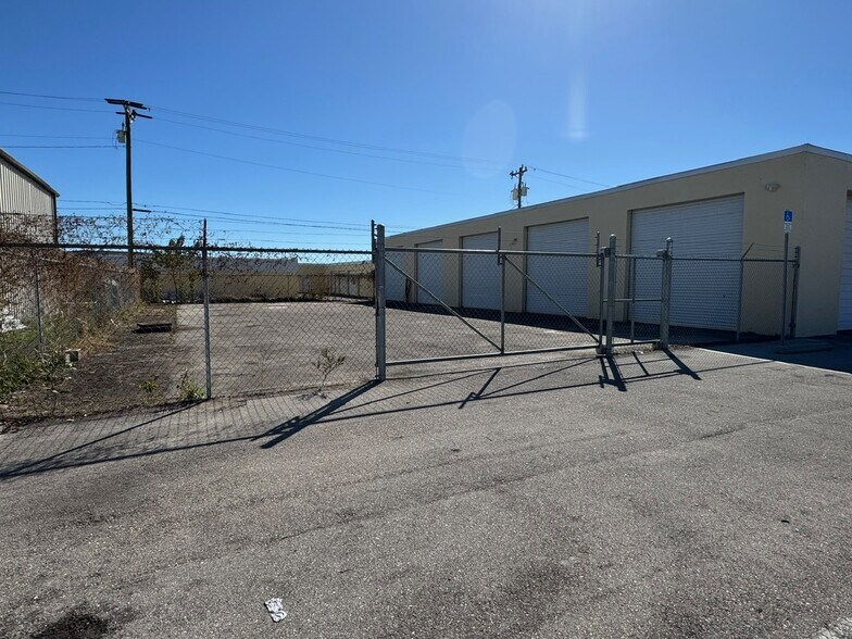 More Photos Of 1002 SE 9th St, Cape Coral Service For Lease