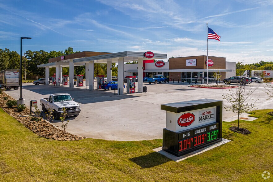 More Photos Of 1851 E Huntsville Rd, Fayetteville Convenience Store For Sale