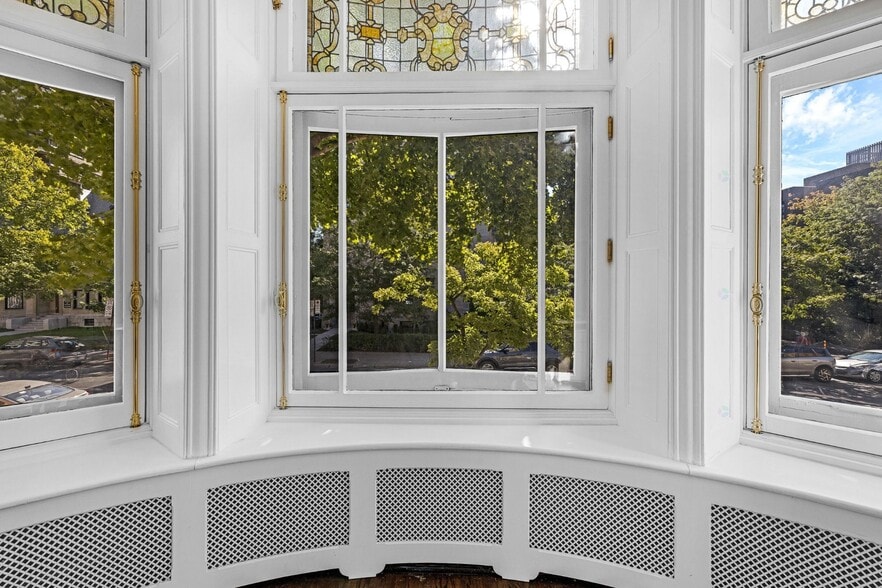 More Photos Of 1565 Av Du Docteur-Penfield, Montréal Specialty For Sale