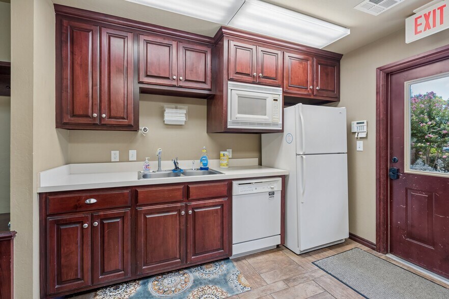 More Photos Of 2933 S Bryant Ave, Edmond Office For Sale