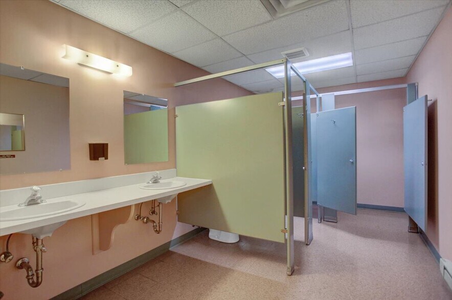 More Photos Of 1137 Kennebec Dr, Chambersburg Office For Sale